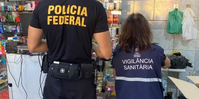 Uma farmácia de Vitória foi interditada durante operação da Polícia Federal e da Vigilância Sanitária após a identificação de medicamentos vencidos, venda irregular de controlados e outras infrações.