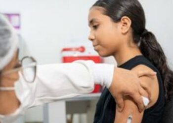 Jovens de 15 a 19 anos poderão receber gratuitamente a vacina contra o HPV no SUS até dezembro de 2026.