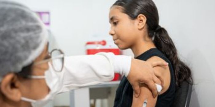 Jovens de 15 a 19 anos poderão receber gratuitamente a vacina contra o HPV no SUS até dezembro de 2026.