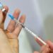 Fiocruz aponta queda da SRAG no Brasil, mas alerta para crescimento da doença em 9 capitais e avanço da Influenza B no Centro-Sul.