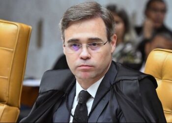 STF determina abertura de inquérito para investigar recursos destinados ao filme sobre Jair Bolsonaro após pedido da Polícia Federal e da PGR.