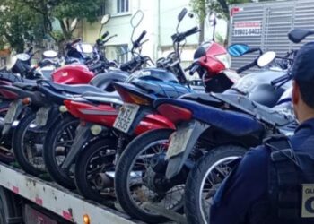 Blitz da Guarda de Vitória em Jucutuquara flagra 10 condutores sem CNH, remove oito motocicletas e registra 44 infrações de trânsito.