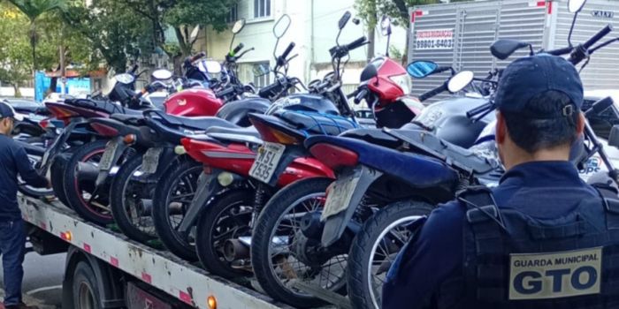 Blitz da Guarda de Vitória em Jucutuquara flagra 10 condutores sem CNH, remove oito motocicletas e registra 44 infrações de trânsito.