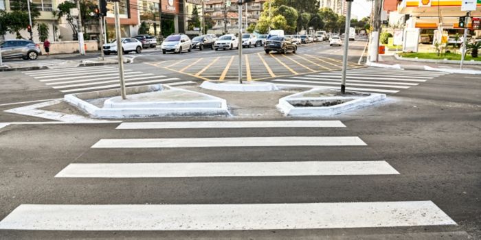 Vitória revitalizou 544 faixas de pedestres no primeiro semestre de 2026. Ação da Setran reforça a segurança no trânsito e beneficia bairros de várias regiões da capital.