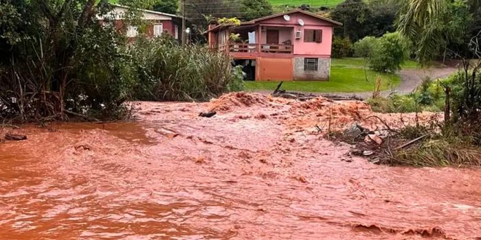 Governo reconhece situação de emergência em sete municípios do Rio Grande do Sul após fortes chuvas e temporais registrados em 2026.