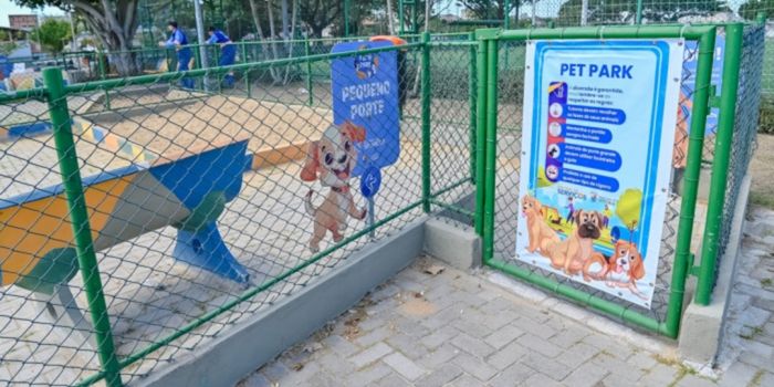 Praça do Hi-Fi, em Goiabeiras, recebe nova sinalização para orientar o uso dos equipamentos públicos e incentivar a preservação do espaço.