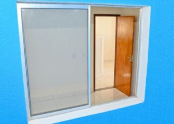 Programa Casa Feliz e Segura entrega casa reformada no bairro Consolação e beneficia moradora com melhorias estruturais e novos eletrodomésticos.