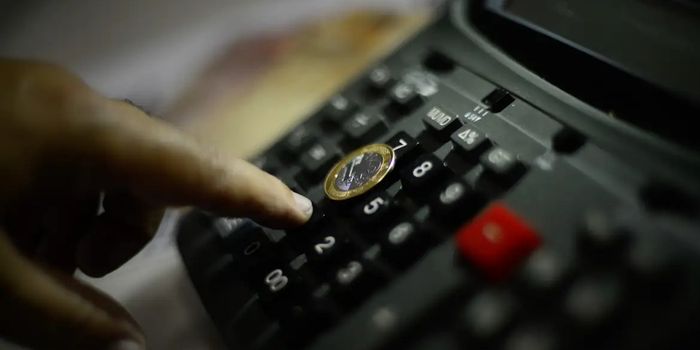 Prévia da inflação oficial desacelera para 0,06% em julho, com alimentos mais baratos e inflação acumulada de 4,52% em 12 meses.