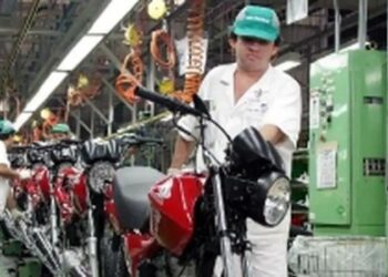 Índice da CNI revela que confiança da indústria brasileira cai ao menor nível desde a pandemia e mantém sequência de pessimismo.