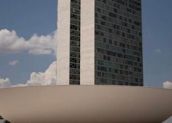 Câmara cria comissão especial para analisar PEC que reduz maioridade penal de 18 para 16 anos em casos de crimes graves.