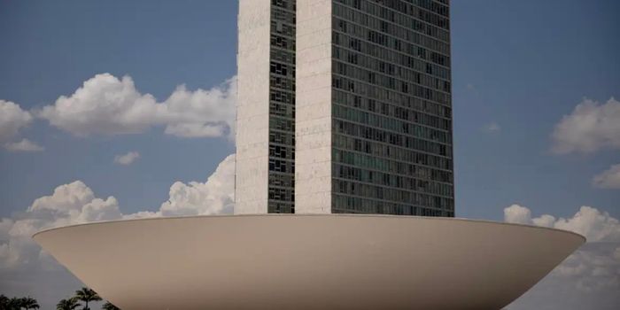 Câmara cria comissão especial para analisar PEC que reduz maioridade penal de 18 para 16 anos em casos de crimes graves.