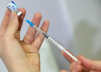 Vacina contra vírus sincicial respiratório mostrou proteção contra hospitalizações, mortes e complicações cardiovasculares em idosos, segundo estudo.