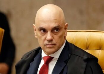 STF suspende visitas de Flávio Bolsonaro ao pai por 90 dias após divulgação de carta nas redes sociais, determina Alexandre de Moraes.