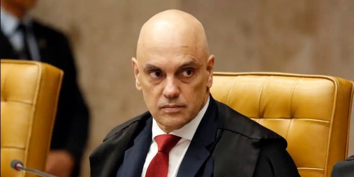 STF suspende visitas de Flávio Bolsonaro ao pai por 90 dias após divulgação de carta nas redes sociais, determina Alexandre de Moraes.