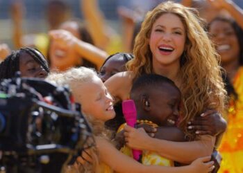 Eseniya Mikheeva, de 10 anos, dividiu o palco com Shakira no show da final da Copa do Mundo de 2026 após viralizar nas redes sociais.