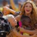 Eseniya Mikheeva, de 10 anos, dividiu o palco com Shakira no show da final da Copa do Mundo de 2026 após viralizar nas redes sociais.