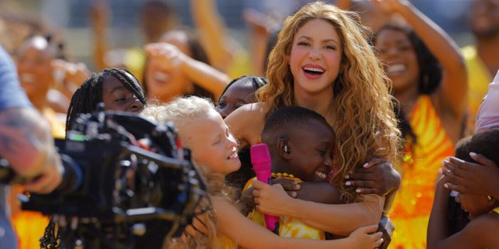 Eseniya Mikheeva, de 10 anos, dividiu o palco com Shakira no show da final da Copa do Mundo de 2026 após viralizar nas redes sociais.