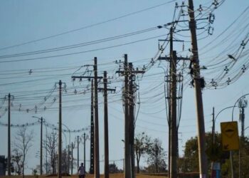 Levantamento da Abradee mostra aumento dos acidentes com rede elétrica no Brasil em 2025. Construção civil lidera os registros no país.