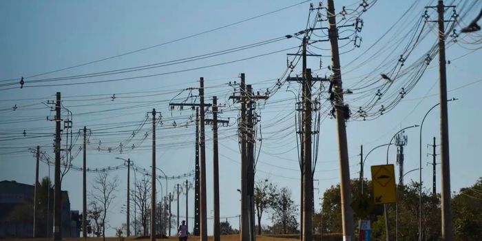 Levantamento da Abradee mostra aumento dos acidentes com rede elétrica no Brasil em 2025. Construção civil lidera os registros no país.