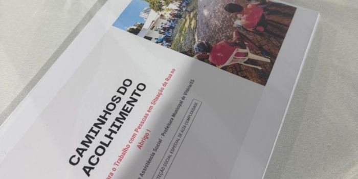 Abrigo 1 de Vitória celebra cinco anos com lançamento de caderno que apresenta metodologia de acolhimento para pessoas em situação de rua.