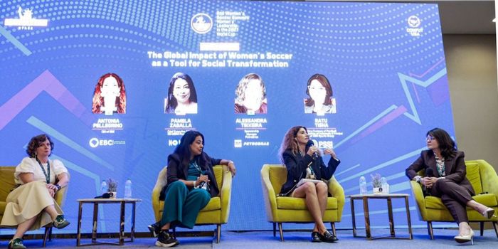 Conferência internacional destaca a Copa do Mundo Feminina de 2027 como oportunidade para impulsionar o futebol feminino e a economia brasileira.