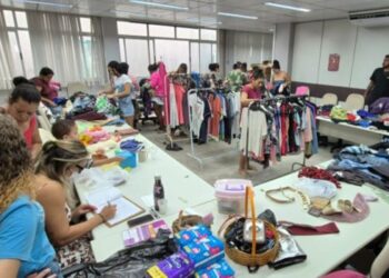 Cabide Solidário será realizado neste sábado em Fradinhos com distribuição gratuita de roupas e acessórios para famílias.