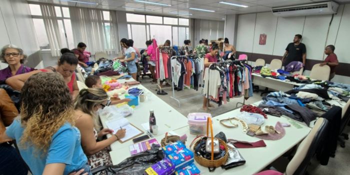 Cabide Solidário será realizado neste sábado em Fradinhos com distribuição gratuita de roupas e acessórios para famílias.