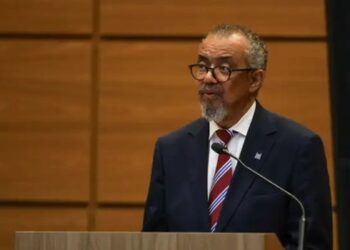 Diretor da OMS afirma que risco global do ebola é baixo, embora surto na República Democrática do Congo siga preocupando.