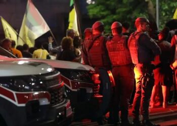 Pesquisa mostra aumento das mortes em ações policiais no Brasil e revela que 86% das vítimas eram negras. Jovens de até 29 anos representam quase dois terços dos casos.