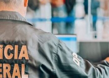 Operações da Polícia Federal investigam funcionários terceirizados do Aeroporto de Guarulhos por suspeita de envolvimento no transporte internacional de cocaína.