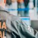 Operações da Polícia Federal investigam funcionários terceirizados do Aeroporto de Guarulhos por suspeita de envolvimento no transporte internacional de cocaína.