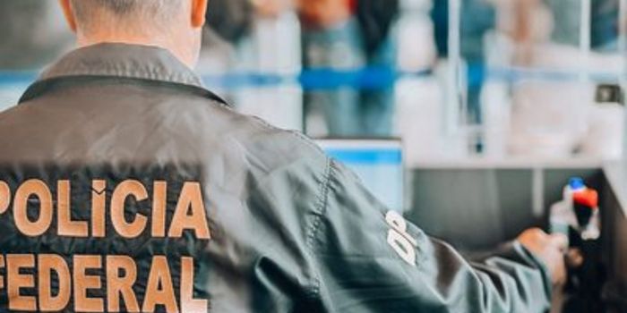 Operações da Polícia Federal investigam funcionários terceirizados do Aeroporto de Guarulhos por suspeita de envolvimento no transporte internacional de cocaína.