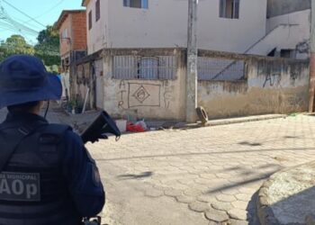 Guarda de Vitória intensifica remoção de pichações ligadas a facções criminosas e já atua em 20 pontos da capital em dois meses.