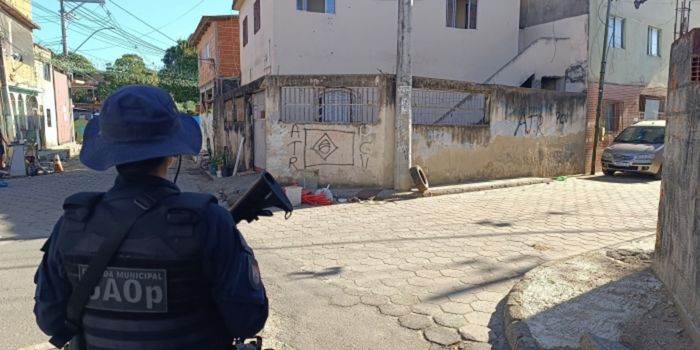 Guarda de Vitória intensifica remoção de pichações ligadas a facções criminosas e já atua em 20 pontos da capital em dois meses.
