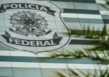 Flávio Bolsonaro apresenta defesa escrita à Polícia Federal e deixa de prestar depoimento em investigação sobre suposta calúnia contra o presidente Lula.