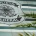 Flávio Bolsonaro apresenta defesa escrita à Polícia Federal e deixa de prestar depoimento em investigação sobre suposta calúnia contra o presidente Lula.