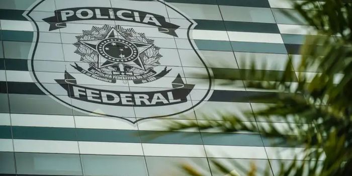 Flávio Bolsonaro apresenta defesa escrita à Polícia Federal e deixa de prestar depoimento em investigação sobre suposta calúnia contra o presidente Lula.