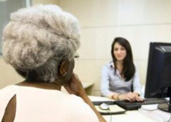 Estatuto da Pessoa Idosa reúne direitos como atendimento prioritário, transporte gratuito, proteção e combate à discriminação.
