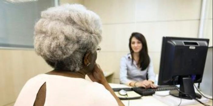 Estatuto da Pessoa Idosa reúne direitos como atendimento prioritário, transporte gratuito, proteção e combate à discriminação.