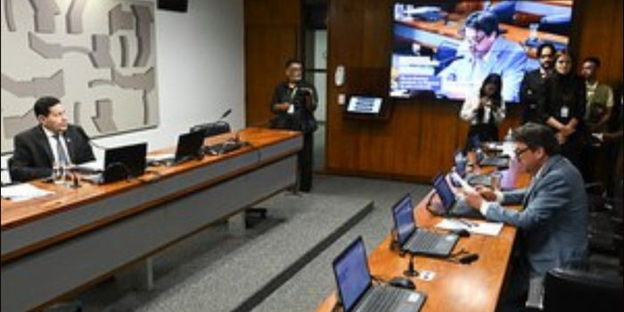 Projeto aprovado na Comissão de Segurança Pública do Senado restringe a liberdade provisória em crimes considerados mais graves e segue para a CCJ.