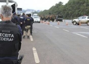 Receita Federal fortalece fiscalização com inteligência e cooperação internacional para combater o tráfico de drogas e a madeira ilegal.