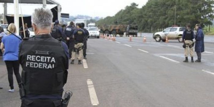 Receita Federal fortalece fiscalização com inteligência e cooperação internacional para combater o tráfico de drogas e a madeira ilegal.