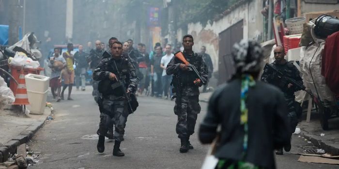 Ministério da Justiça e pesquisadores criticam classificação de PCC e CV como terroristas pelos EUA e alertam para impactos na cooperação internacional e no combate às facções.
