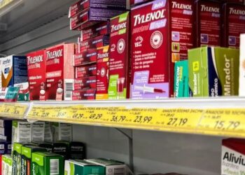 Ministério Público de São Paulo apura denúncia sobre máquinas automáticas que comercializam medicamentos sem controle e orientação profissional.