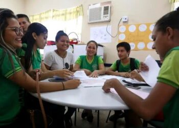 Pé-de-Meia paga nesta sexta-feira (3) nova parcela de R$ 200 para estudantes nascidos em setembro e outubro. Programa atende alunos da rede pública com frequência mínima de 80%.