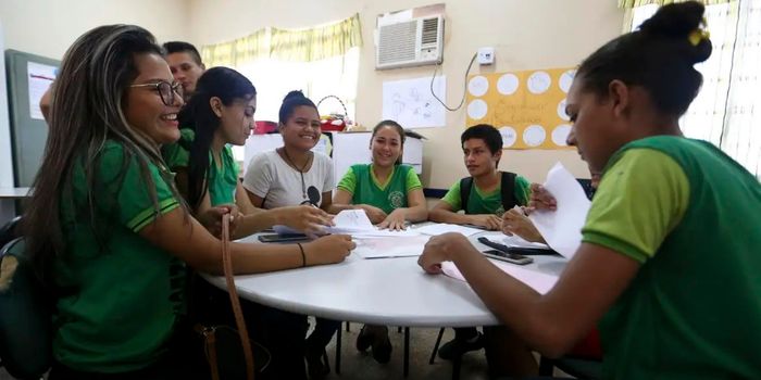 Pé-de-Meia paga nesta sexta-feira (3) nova parcela de R$ 200 para estudantes nascidos em setembro e outubro. Programa atende alunos da rede pública com frequência mínima de 80%.