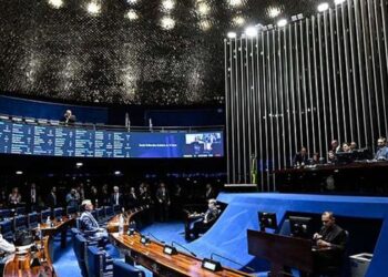 Projeto aprovado pelo Senado endurece penas para violência sexual digital contra menores e inclui uso de IA, deepfake e anonimização como agravantes.