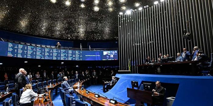 Projeto aprovado pelo Senado endurece penas para violência sexual digital contra menores e inclui uso de IA, deepfake e anonimização como agravantes.