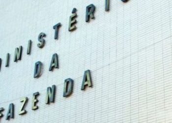A mediana das projeções do Prisma Fiscal para o déficit primário do governo central em 2026 passou de R$ 59,016 bilhões, em junho, para R$ 58,077 bilhões, em julho. Na projeção para 2027, o valor passou de R$ 54,715 bilhões para R$ 53,878 bilhões no mesmo período. Os dados, baseados em previsões do mercado, foram divulgados na terça-feira (14/7) pela Secretaria de Política Econômica do Ministério da Fazenda. A estimativa para a arrecadação das receitas federais em 2026 passou de R$ 3,156 para R$ 3,175 trilhões entre junho e julho. No caso de 2027, a mediana variou de R$ 3,350 trilhões para R$ 3,374 trilhões. Em relação à receita líquida do governo central, o valor previsto para 2026 foi de R$ 2,555 trilhões, em junho, para R$ 2,566 trilhões, em julho. A estimativa referente a 2027 variou de R$ 2,723 trilhões para R$ 2,732 trilhões. A despesa total do governo central prevista para 2026 passou de R$ 2,619 trilhões para R$ 2,626 trilhões no período. Para 2027, o valor permaneceu em R$ 2,776 trilhões. Quanto à Dívida Bruta do governo geral, a mediana do Prisma Fiscal para 2026 permaneceu em 83% do Produto Interno Bruto entre junho e julho. Para o ano seguinte, no mesmo período, a estimativa intermediária permaneceu em 86,50% do PIB.