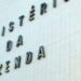 A mediana das projeções do Prisma Fiscal para o déficit primário do governo central em 2026 passou de R$ 59,016 bilhões, em junho, para R$ 58,077 bilhões, em julho. Na projeção para 2027, o valor passou de R$ 54,715 bilhões para R$ 53,878 bilhões no mesmo período. Os dados, baseados em previsões do mercado, foram divulgados na terça-feira (14/7) pela Secretaria de Política Econômica do Ministério da Fazenda. A estimativa para a arrecadação das receitas federais em 2026 passou de R$ 3,156 para R$ 3,175 trilhões entre junho e julho. No caso de 2027, a mediana variou de R$ 3,350 trilhões para R$ 3,374 trilhões. Em relação à receita líquida do governo central, o valor previsto para 2026 foi de R$ 2,555 trilhões, em junho, para R$ 2,566 trilhões, em julho. A estimativa referente a 2027 variou de R$ 2,723 trilhões para R$ 2,732 trilhões. A despesa total do governo central prevista para 2026 passou de R$ 2,619 trilhões para R$ 2,626 trilhões no período. Para 2027, o valor permaneceu em R$ 2,776 trilhões. Quanto à Dívida Bruta do governo geral, a mediana do Prisma Fiscal para 2026 permaneceu em 83% do Produto Interno Bruto entre junho e julho. Para o ano seguinte, no mesmo período, a estimativa intermediária permaneceu em 86,50% do PIB.